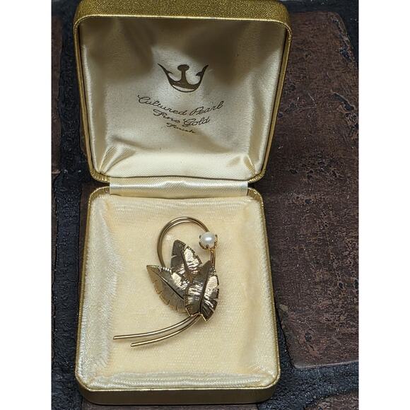 VTG Velvet Case Cultured Pearl Fine Gold Finish Leaf Brooch - Picture 1 of 3